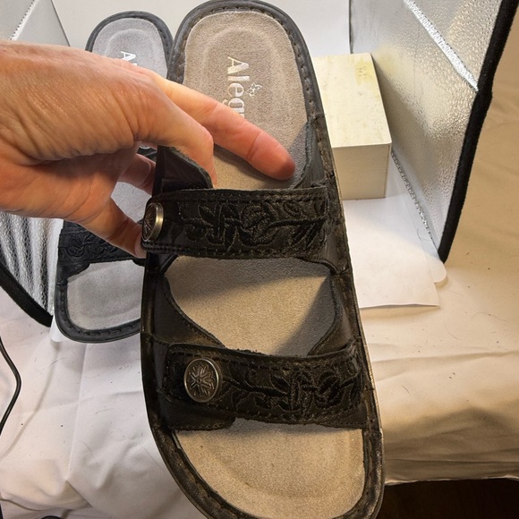 ALEGRIA VIOLETTE BLACK LEATHER SANDALS EMBOSSED DESIGN. Size EU 38. 7.5 NEW - Picture 13 of 14